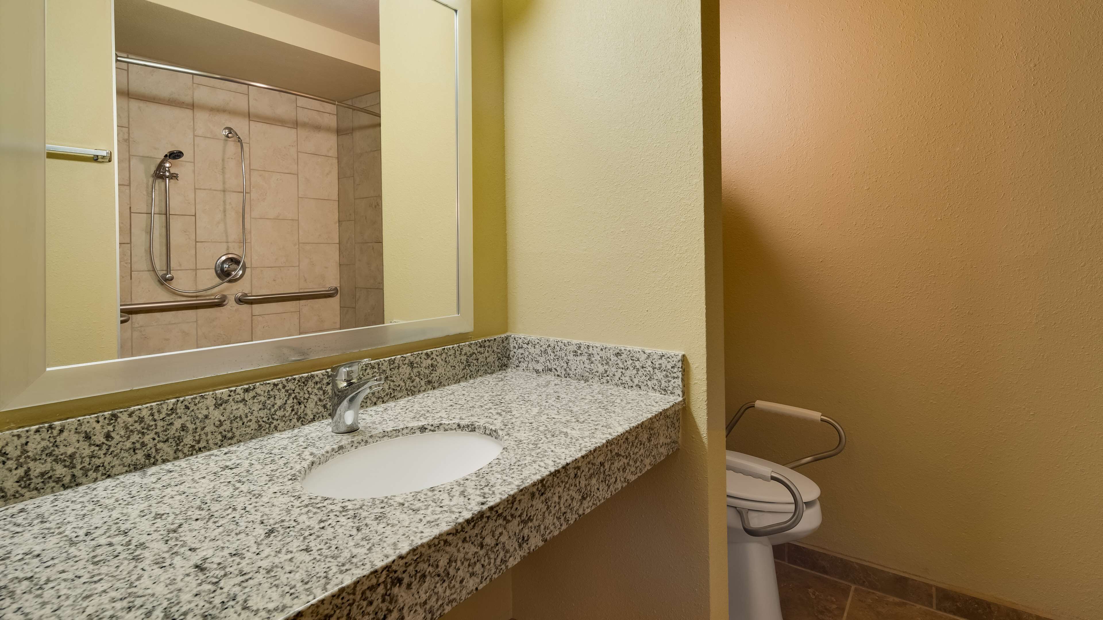 combined shower/bathtub, free toiletries, hair dryer, towels