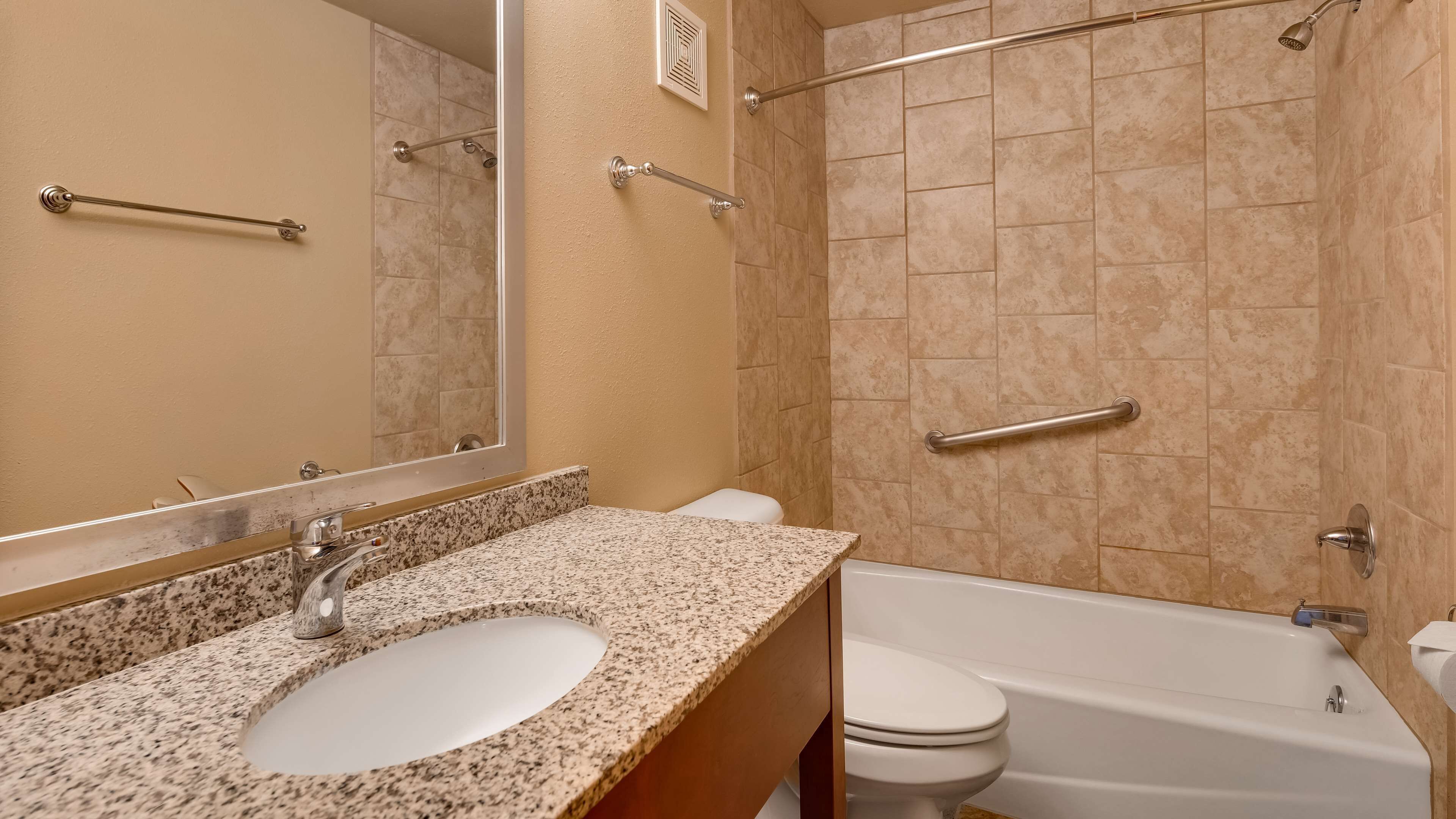 standard room, 1 queen bed, accessible, bathtub | bathroom | combined shower/bathtub, free toiletries, hair dryer, towels