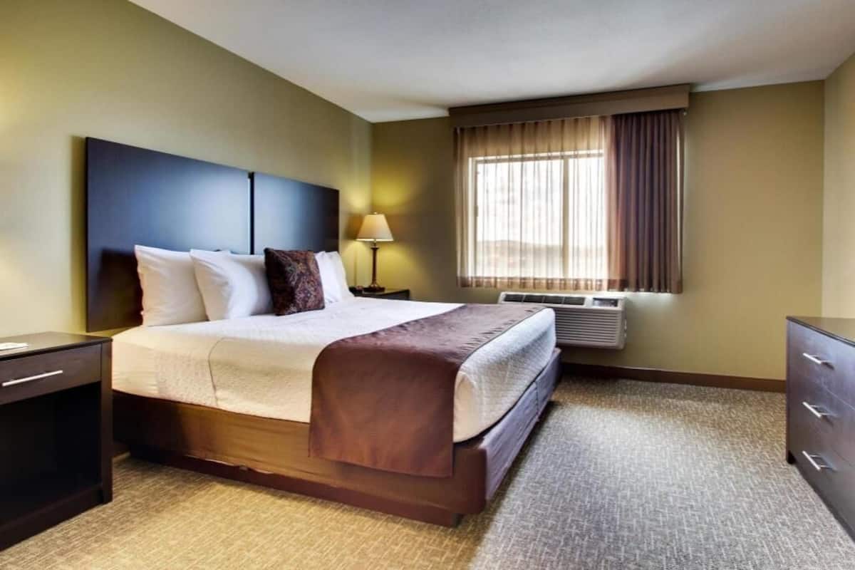 Rideaux occultants, fer et planche à repasser, lits bébé (gratuits)