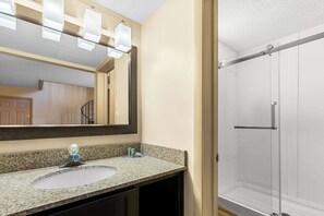 Casa de ciudad estándar, 1 cama Queen size y sofá cama, para no fumadores (with Sofabed) | Baño | Amenidades de baño gratuitas, secadora de cabello, toallas