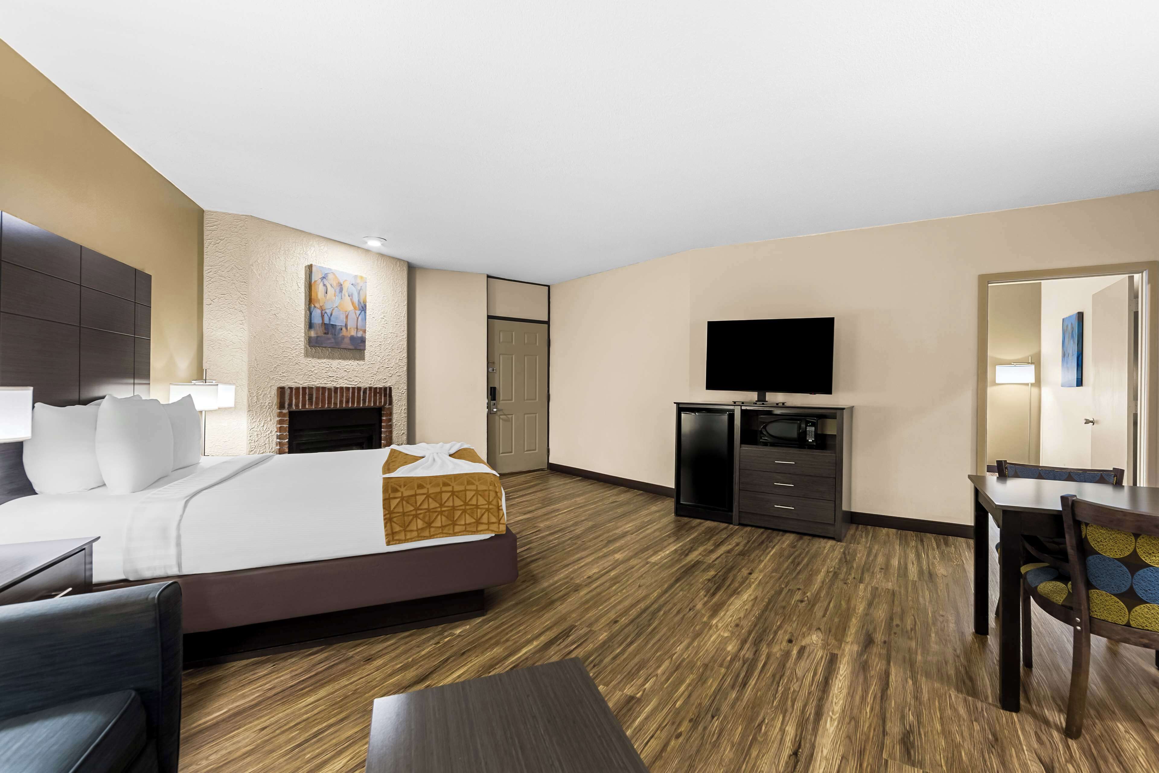 suite, multiple beds, non smoking, fireplace (with sofabed) | desk, laptop workspace, iron/ironing board, free wifi