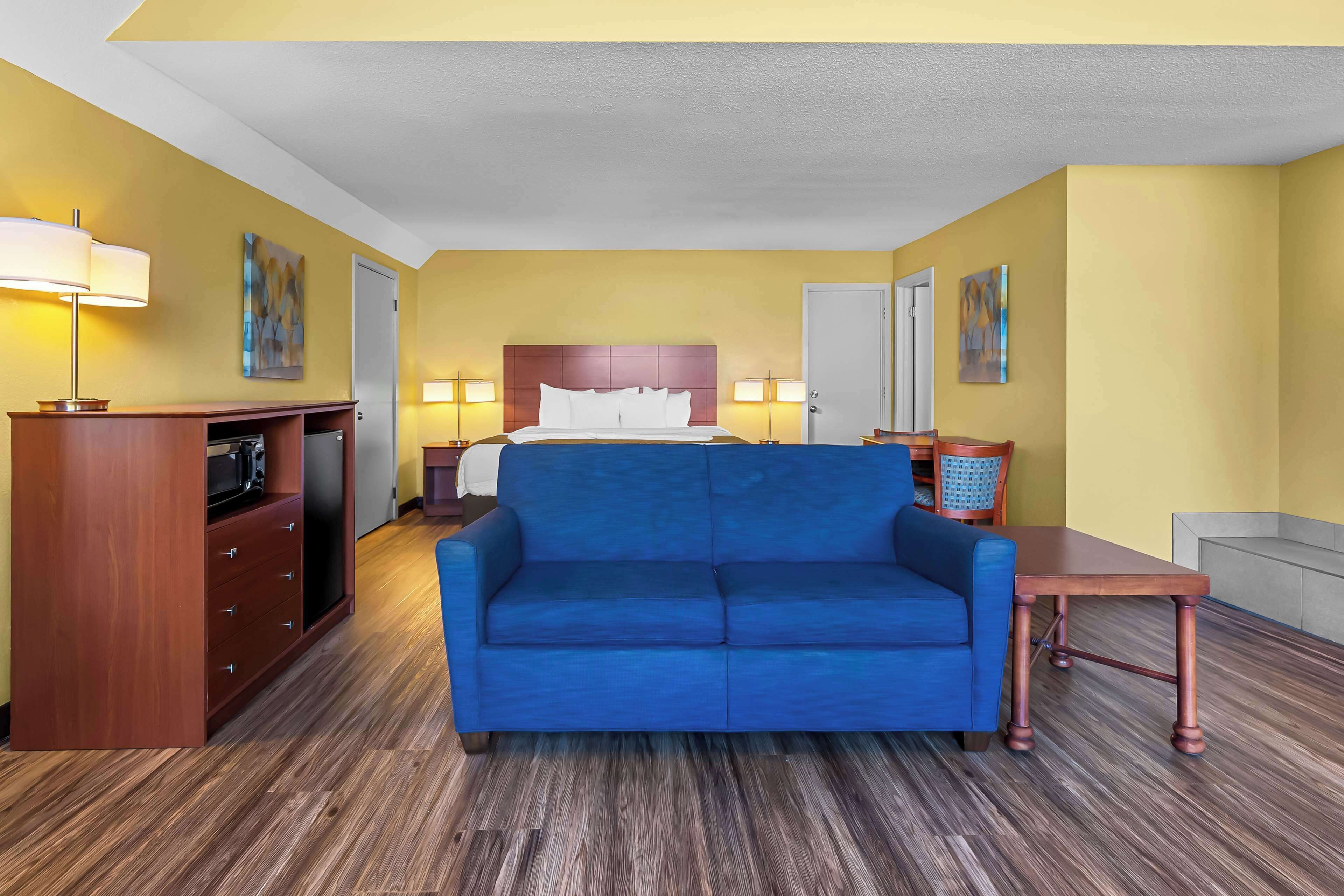 standard room, 1 king bed with sofa bed, non smoking, refrigerator & microwave (with sofabed) | desk, laptop workspace, iron/ironing board, free wifi