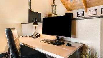 Una moderna scrivania da ufficio con un monitor per computer, una tastiera e un mouse.