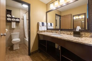 Standard Room, 1 King Bed, Non Smoking, Refrigerator & Microwave | Bathroom | Combined shower/tub, free toiletries, hair dryer, towels - Best Western Derby Inn (Eagle River)
