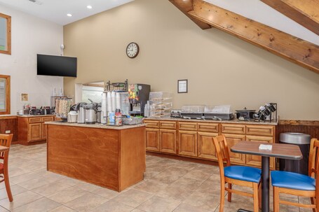 Crossroads Inn Suites - Image 19