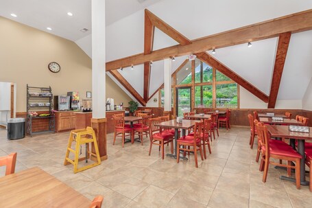 Crossroads Inn Suites - Image 12