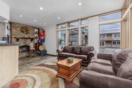 Crossroads Inn Suites - Image 23