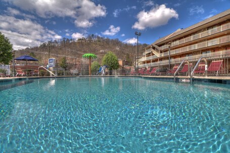 Crossroads Inn Suites - Image 34