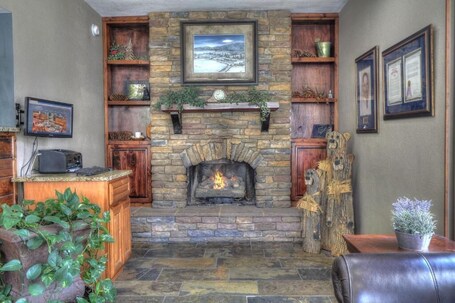 Crossroads Inn Suites - Image 43