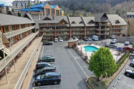 Crossroads Inn Suites - Image 32