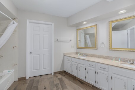 Crossroads Inn Suites - Image 78