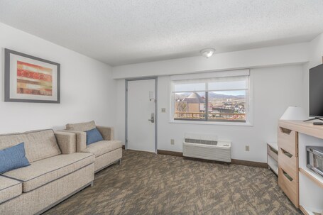 Crossroads Inn Suites - Image 40
