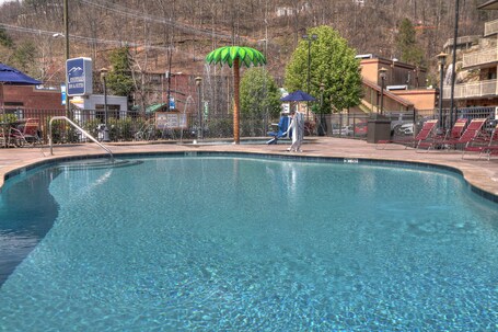 Crossroads Inn Suites - Image 33