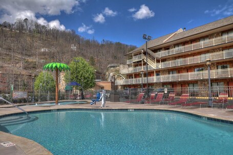 Crossroads Inn Suites - Image 57