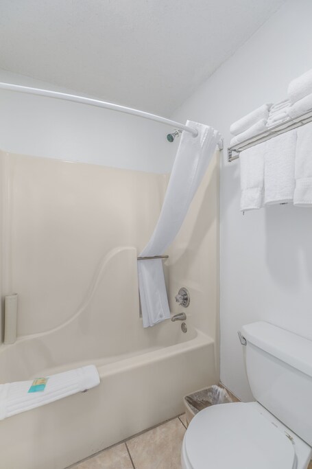 Crossroads Inn Suites - Image 73