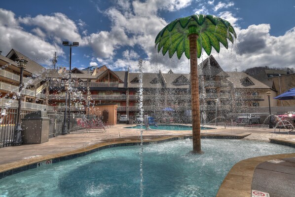 Una piscina al aire libre de temporada