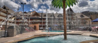 Crossroads Inn & Suites