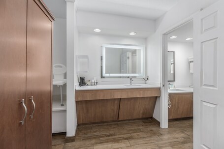 Crossroads Inn Suites - Image 70