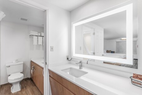 Crossroads Inn Suites - Image 4