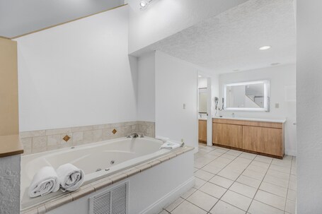 Crossroads Inn Suites - Image 18