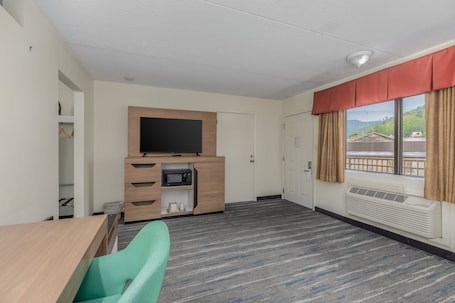 Crossroads Inn Suites - Image 45