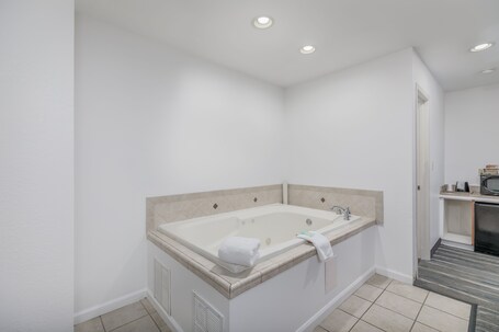 Crossroads Inn Suites - Image 42