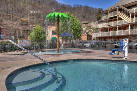 Crossroads Inn Suites - Image 35