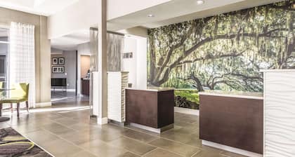 La Quinta Inn & Suites by Wyndham Alexandria Airport