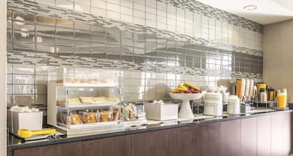 La Quinta Inn & Suites by Wyndham Alexandria Airport