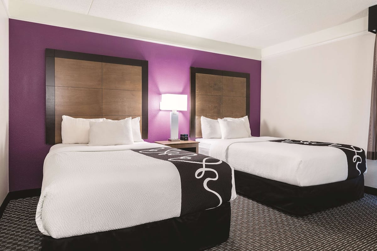 Zimmer, 2 Doppelbetten, barrierefrei, Nichtraucher (Mobility/Hearing Impaired Accessible) | 1 Schlafzimmer, hochwertige Bettwaren, Schreibtisch