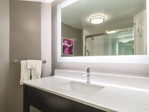 Een bad/douchecombinatie, gratis toiletartikelen, een haardroger