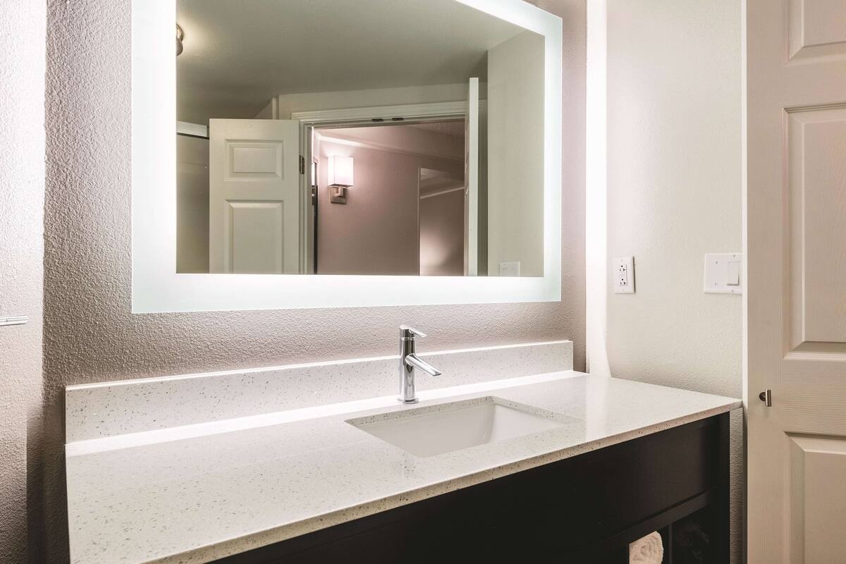 combined shower/bathtub, free toiletries, hair dryer, towels