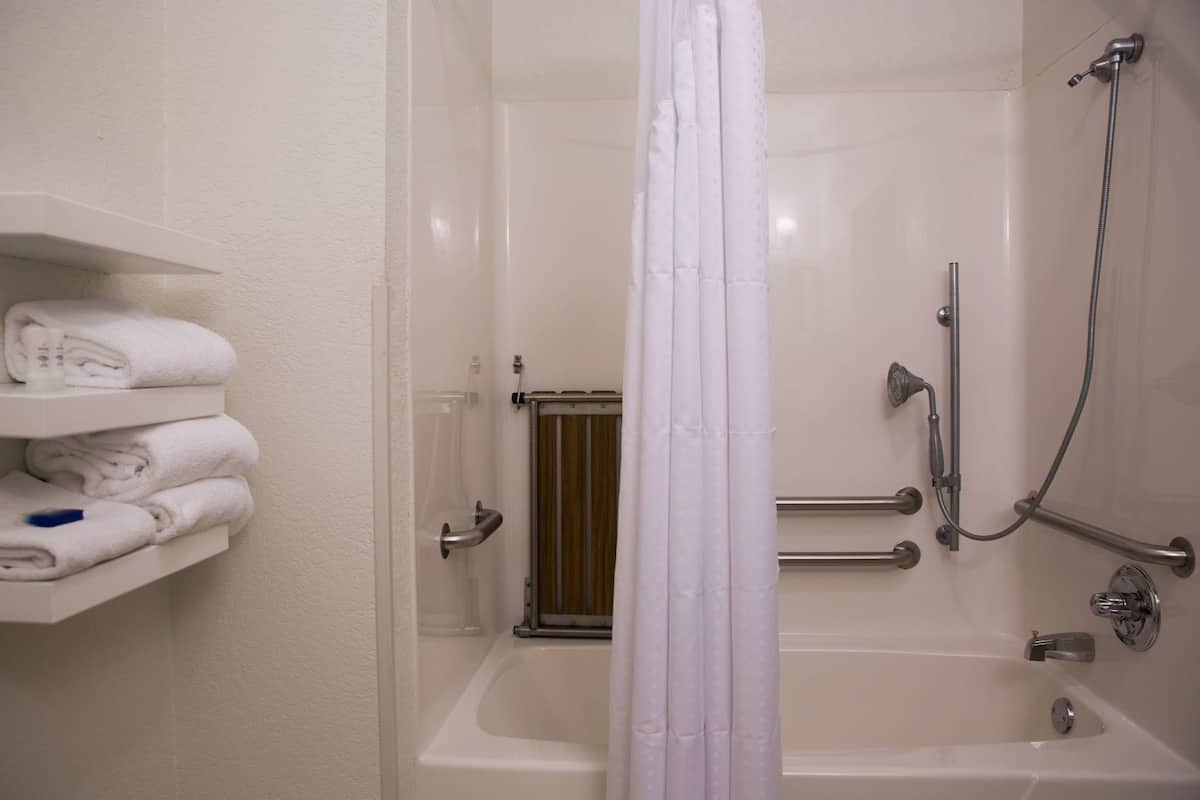 Salle de bain | Ensemble baignoire-douche, articles de toilette (gratuits)