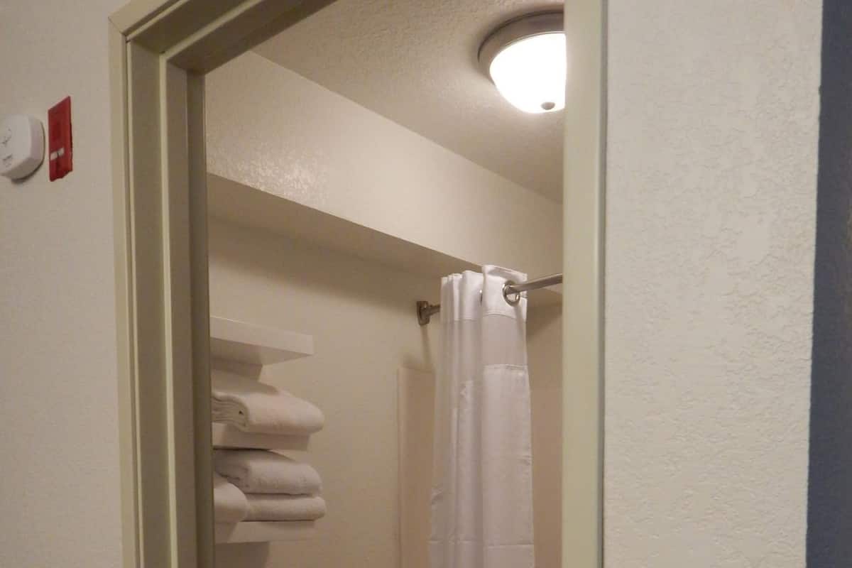 Salle de bain | Ensemble baignoire-douche, articles de toilette (gratuits)