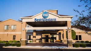 A Best Western hotel entrance with a clear sky, a sign above the entrance, and a paved driveway. - Best Western Celina (Celina)