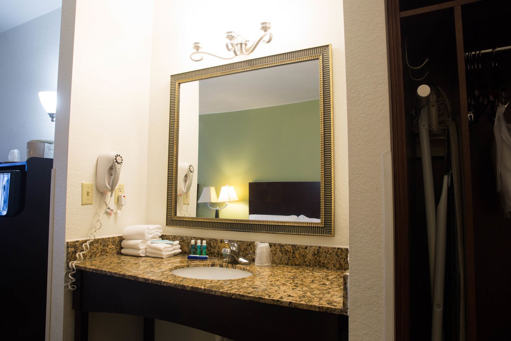 Salle de bain | Ensemble baignoire-douche, articles de toilette (gratuits)