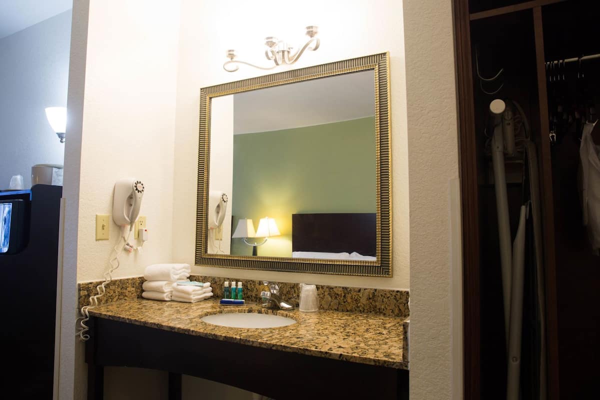 Salle de bain | Ensemble baignoire-douche, articles de toilette (gratuits)