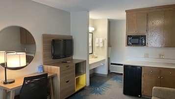 Een bureau, verduisterende gordijnen, gratis babybedden