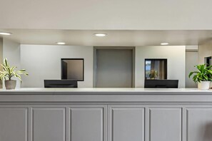 Lobby - Days Inn by Wyndham Valdosta I-75 (Valdosta)