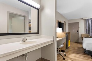 Standard Room, 1 King Bed, Accessible | Desk, blackout drapes, free cribs/infant beds, rollaway beds -  Days Inn by Wyndham Valdosta I-75 (Valdosta)