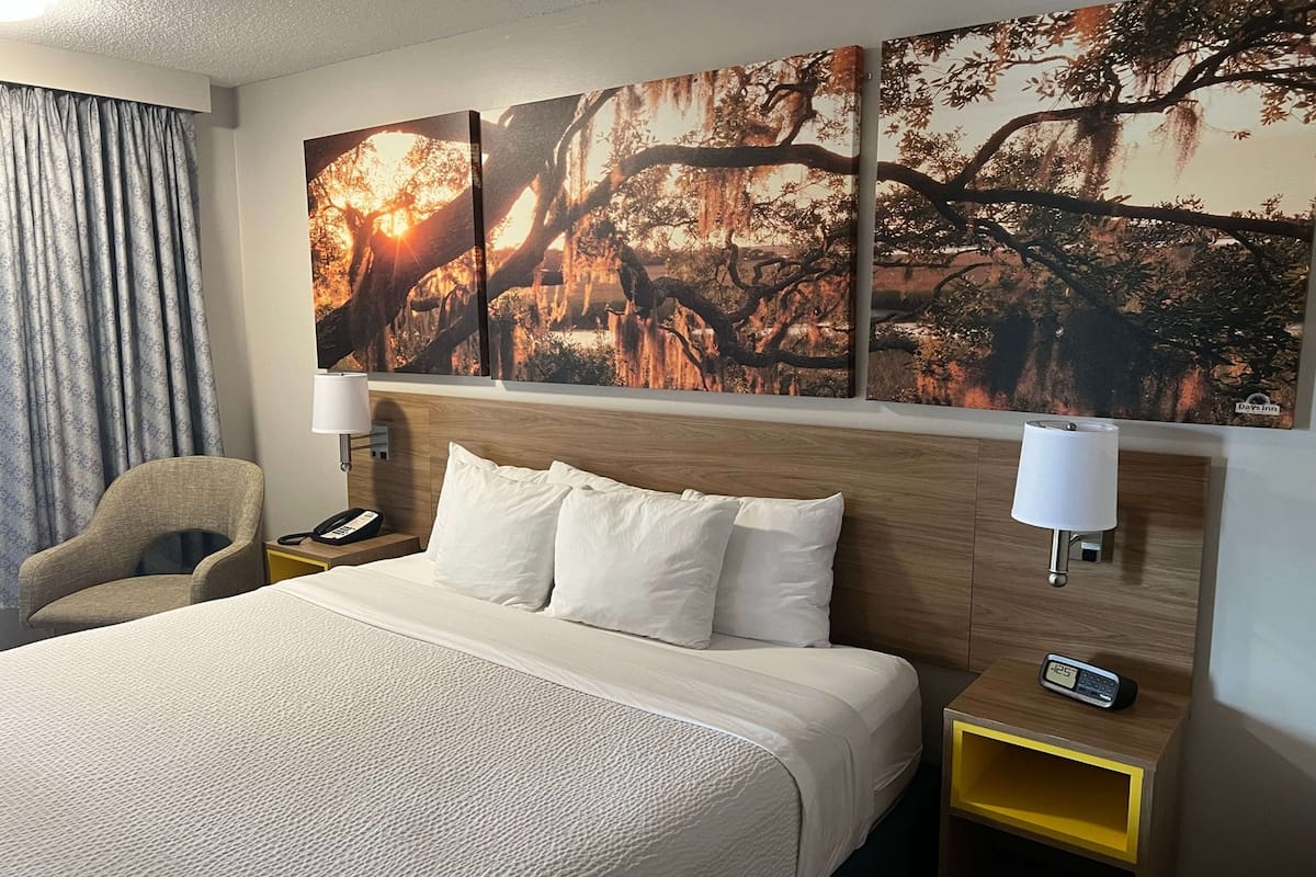 Chambre Standard, 1 très grand lit, accessible aux personnes à mobilité réduite | Coffres-forts dans les chambres, bureau, rideaux occultants