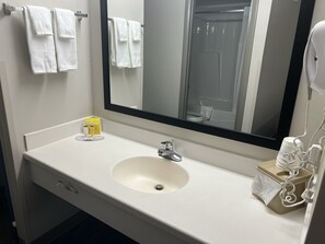 Combined shower/bathtub, free toiletries, hair dryer, towels -  Days Inn by Wyndham Valdosta I-75 (Valdosta)