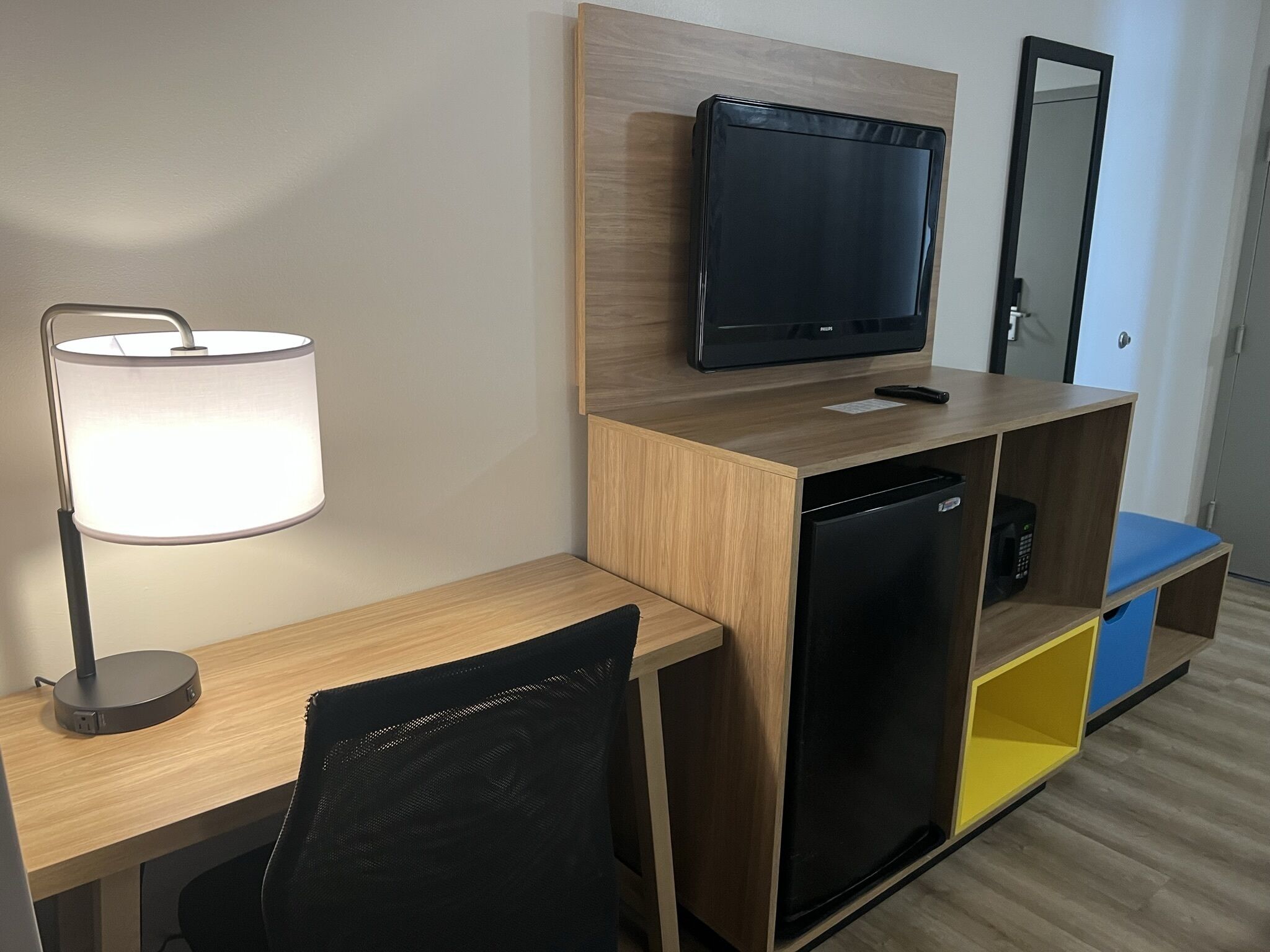 Bureau, rideaux occultants, lits bébé (gratuits)