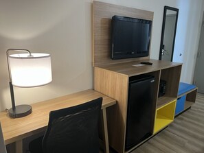 Standard Room, 1 King Bed, Accessible | Desk, blackout drapes, free cribs/infant beds, rollaway beds - Days Inn by Wyndham Valdosta I-75 (Valdosta)