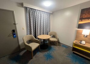 Caixa forta a l'habitació, escriptori i cortines opaques 