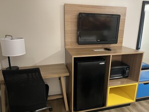 Desk, blackout curtains, free cots/infant beds, rollaway beds -  Days Inn by Wyndham Valdosta I-75 (Valdosta)