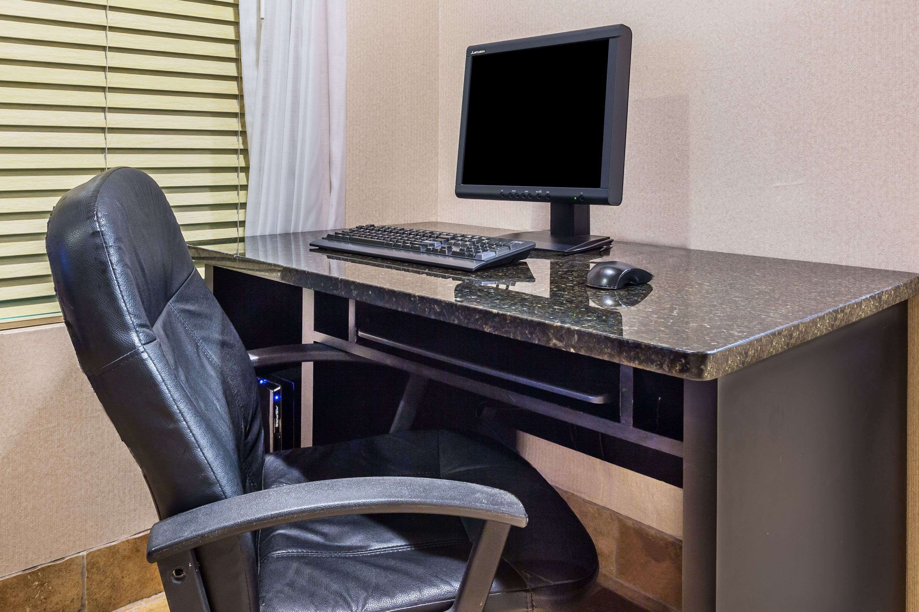Un escritorio moderno con una computadora, teclado y ratón.