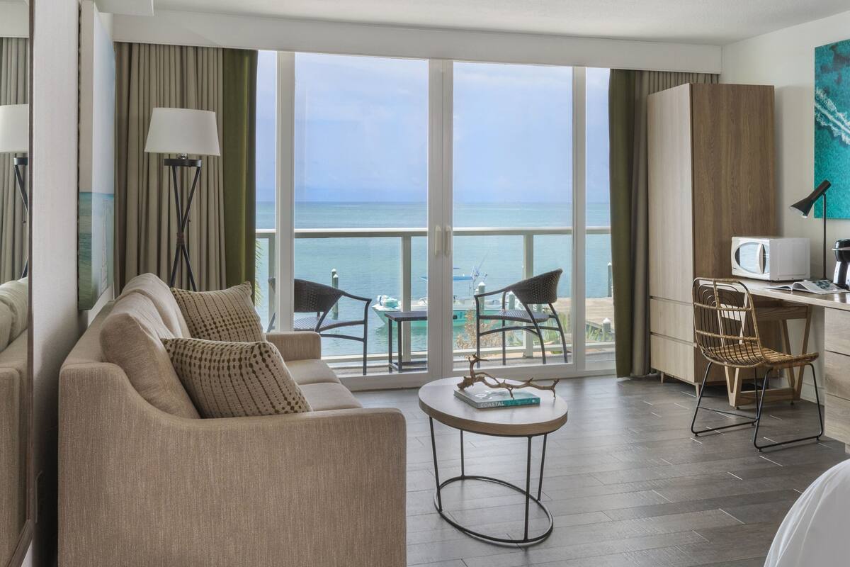 alligator reef oceanfront room king | beach/ocean view