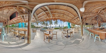 3 bars/lounges, poolside bar at Amara Cay Resort