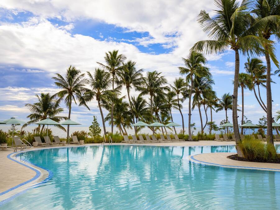 Piscina externa, guarda-sóis, espreguiçadeiras